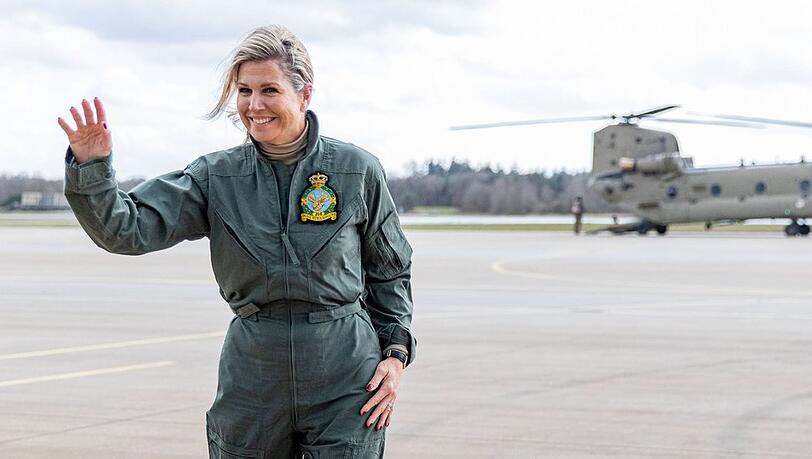 Königin Máxima der Niederlande vor einem Chinook-Hubschrauber.