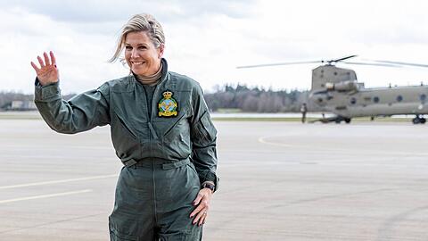 Königin Máxima der Niederlande vor einem Chinook-Hubschrauber.