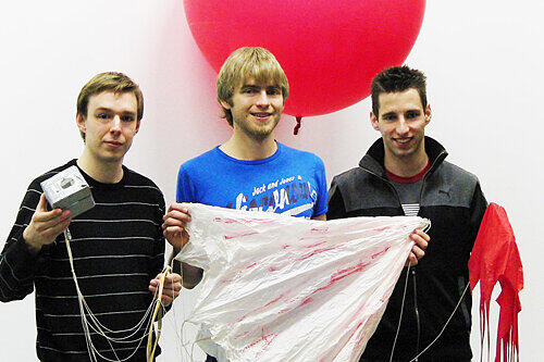 Zeigen ihr Equipement (v. l.): die Lehramts-Studenten Benedikt Billich, Friedrich Meingast und Florian Bier.