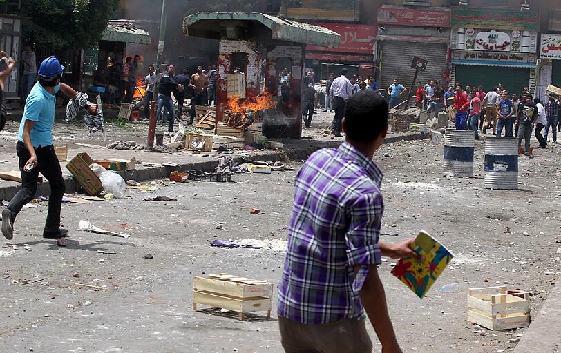 Drei Wochen vor der Präsidentenwahl in Ägypten sind bei Zusammenstößen zwischen Schlägertrupps und Demonstranten in Kairo mindestens elf Menschen getötet worden. Soldaten und Polizisten griffen mehrere Stunden lang nicht ein, obwohl die blutigen Ausschreitungen in direkter Nähe des Verteidigungsministeriums stattfanden, berichteten Augenzeugen am Mittwoch. Die Bilder aus Kairo.