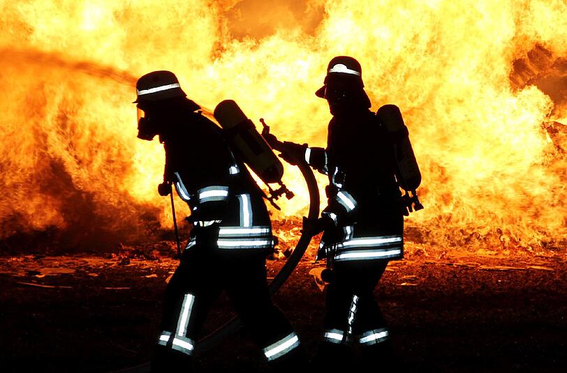In Mindelheim stand ein Bauernhof in Flammen (Symbolbild)
