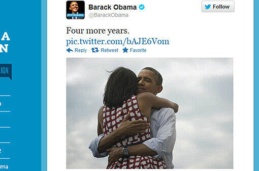 Barack Obama gewinnt ein zweites Mal die amerikanische Präsidentschaftswahl. Auf Twitter freut er sich: "Vier weitere Jahre." Dazu postet er ein Bild, auf dem er seine Frau Michelle umarmt.
