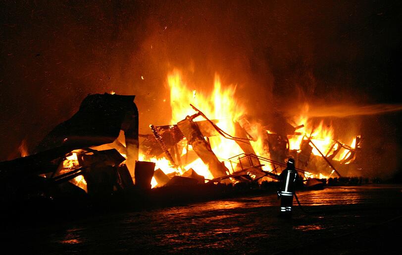 Feuer-Drama auf einer Farm in Ebhausen: 85 Kamele sterben in den Flammen