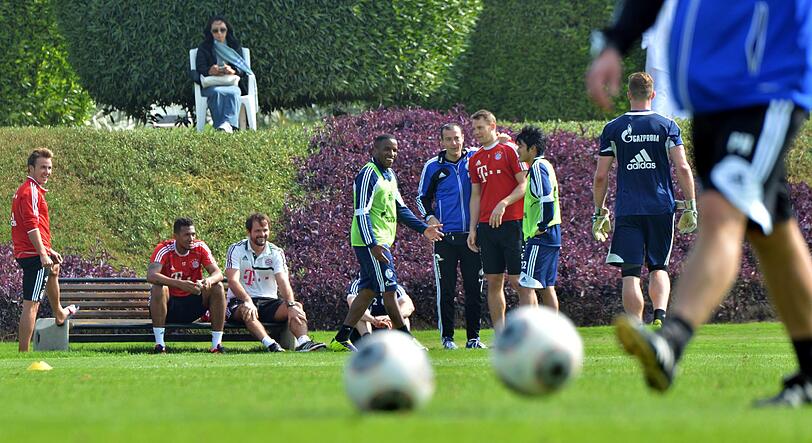 Die Bilder vom Besuch der Bayern auf dem Schalke-Trainingsgelände.