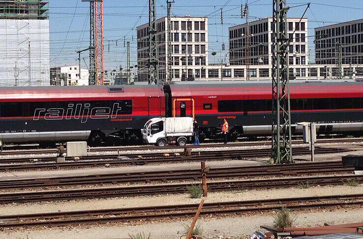 In solchen weißen Fahrzeugen werden die Müllsäcke aus den Zügen abtransportiert. Die Spurensicherung durchsucht den Müll jetzt nach Hinweisen.