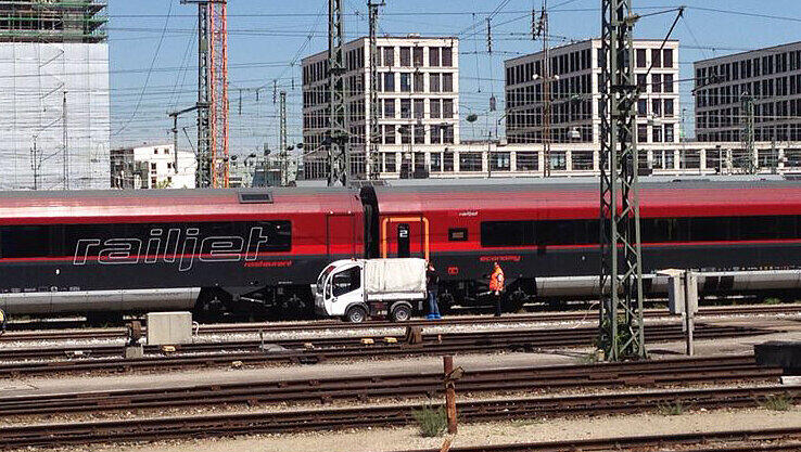 In solchen weißen Fahrzeugen werden die Müllsäcke aus den Zügen abtransportiert. Die Spurensicherung durchsucht den Müll jetzt nach Hinweisen. In solchen weißen Fahrzeugen werden die Müllsäcke aus den Zügen abtransportiert. Die Spurensicherung durchsucht den Müll jetzt nach Hinweisen.