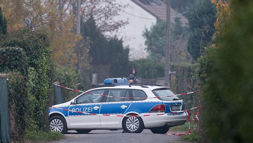 Die Polizei sucht in der Kleingartensiedlung in Luckenwalde nach neuen Hinweisen Die Polizei sucht in der Kleingartensiedlung in Luckenwalde nach neuen Hinweisen
