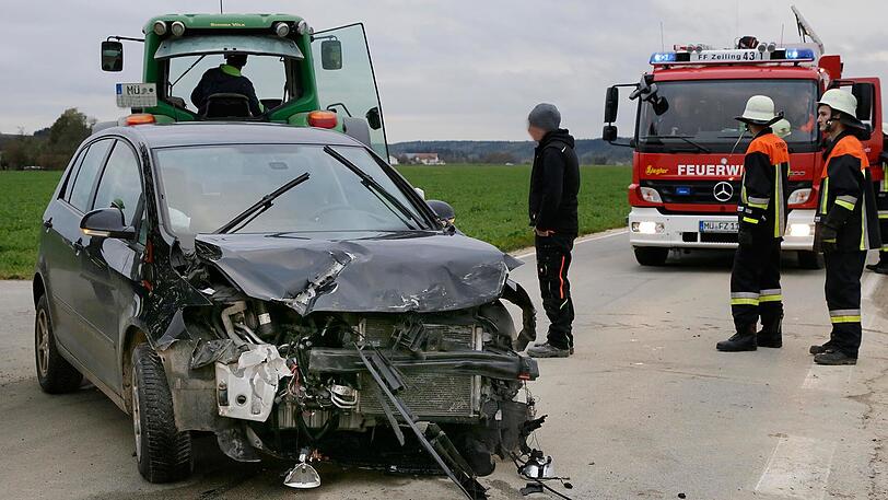 Die beiden Rinder im Anhänger verletzten sich nur leicht - die beiden Autofahrer blieben unverletzt.