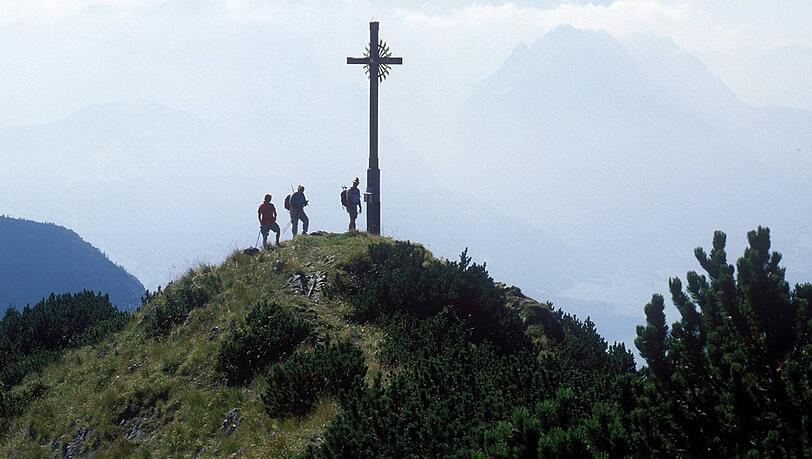 Gipfelkreuz auf dem Hohen Fricken (1940 Meter) im bayerischen Estergebirge. Gipfelkreuz auf dem Hohen Fricken (1940 Meter) im bayerischen Estergebirge.