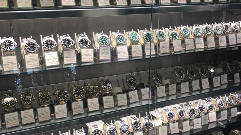 In Tokio: Schaufenster voller (echter!) Rolex-Uhren.