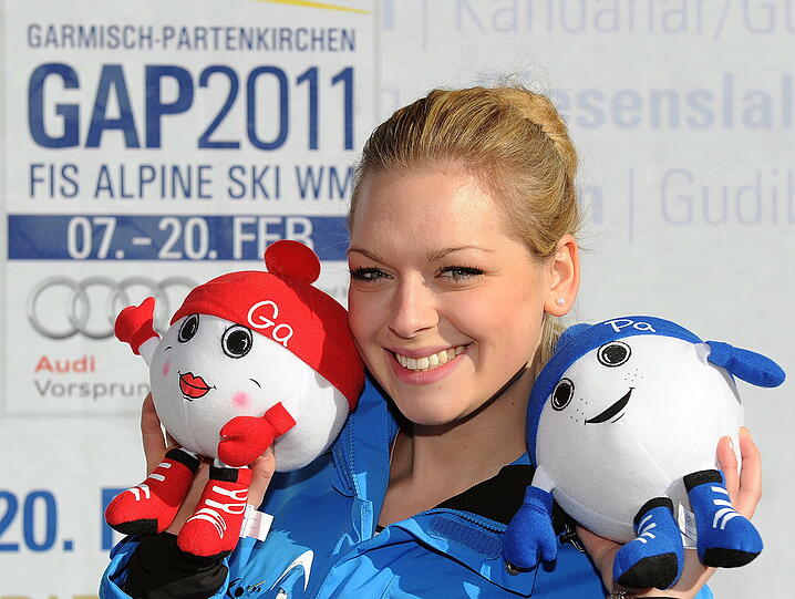 Eine WM-Freiwillige mit den Maskottchen Ga and Pa.
