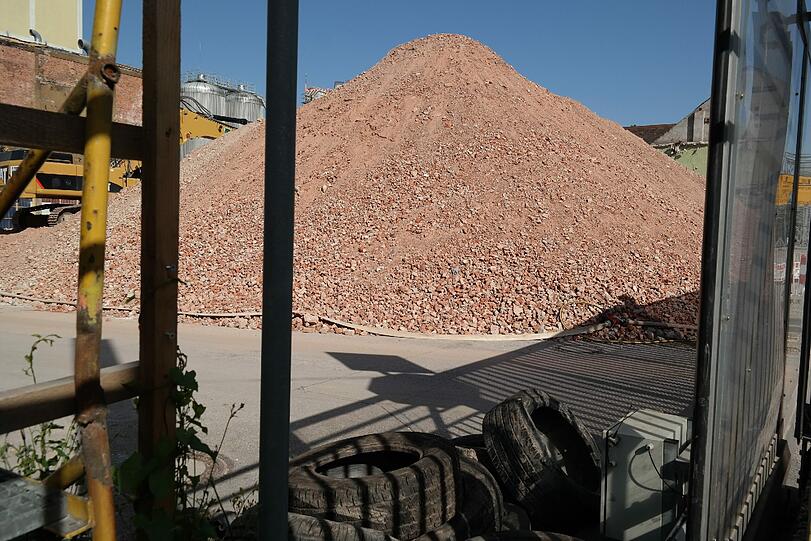 Die riesige Abraumhalde an der Ohlmüllerstraße ist beim Abriss der Brauerei-Anlagen am Auer Mühlbach entstanden.
