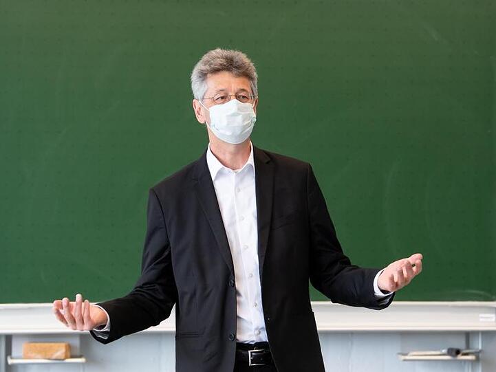 Michael Piazolo, Kultusminister von Bayern, steht in einem Klassenraum eines Gymnasiums. Foto: Sven Hoppe/dpa/Archivbild