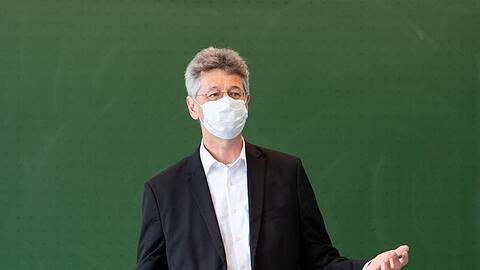 Michael Piazolo, Kultusminister von Bayern, steht in einem Klassenraum eines Gymnasiums. Foto: Sven Hoppe/dpa/Archivbild