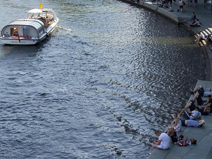 Sehr heiß war es in den vergangenen Tagen in Berlin: Menschen an der Spree im Schatten des Paul-Löbe-Hauses.