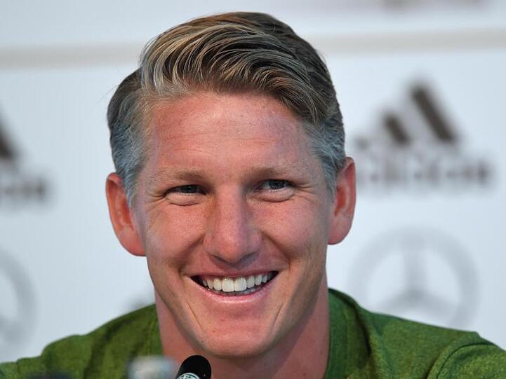 Bastian Schweinsteiger spricht während einer Pressekonferenz der deutschen Fußballnationalmannschaft. Foto: Federico Gambarini/dpa/Archivbild