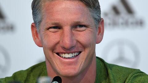 Bastian Schweinsteiger spricht während einer Pressekonferenz der deutschen Fußballnationalmannschaft. Foto: Federico Gambarini/dpa/Archivbild