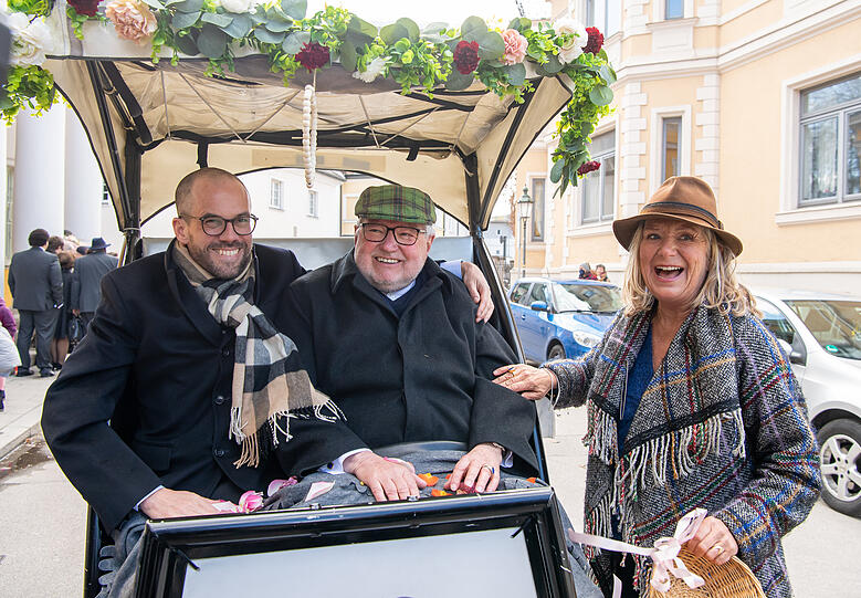 Die Schauspielerin Jutta Speidel begrüßt vor dem Münchner Standesamt vor Beginn der Trauung den ehemaligen Benediktiner-Mönch Anselm Bilgri (r, 67) und seinen Mann Markus.