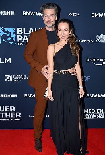 Während Annemarie Carpendale mit ihrem Kleid an eine griechische Göttin erinnert, hat Ehemann Wayne mit seinem braunen Anzug etwas daneben gegriffen.