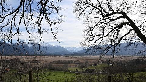 Blauweißer Himmel ist über den Alpen und dem Murnauer Moos zu sehen.