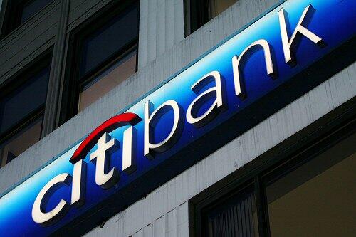 Firmenschild der Citibank über einer Filiale in New York