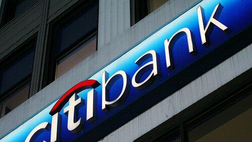 Firmenschild der Citibank über einer Filiale in New York Firmenschild der Citibank über einer Filiale in New York