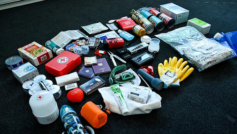 Eine Grundausstattung f&uuml;r den Notfall sollte jeder Zuhause haben. Dazu geh&ouml;ren auch Medikamente, Wasser und Lebensmittel f&uuml;r mehrere Tage. (Illustration)