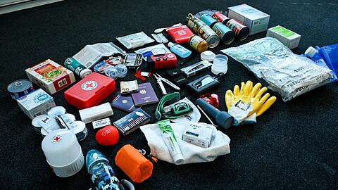 Eine Grundausstattung f&uuml;r den Notfall sollte jeder Zuhause haben. Dazu geh&ouml;ren auch Medikamente, Wasser und Lebensmittel f&uuml;r mehrere Tage. (Illustration)