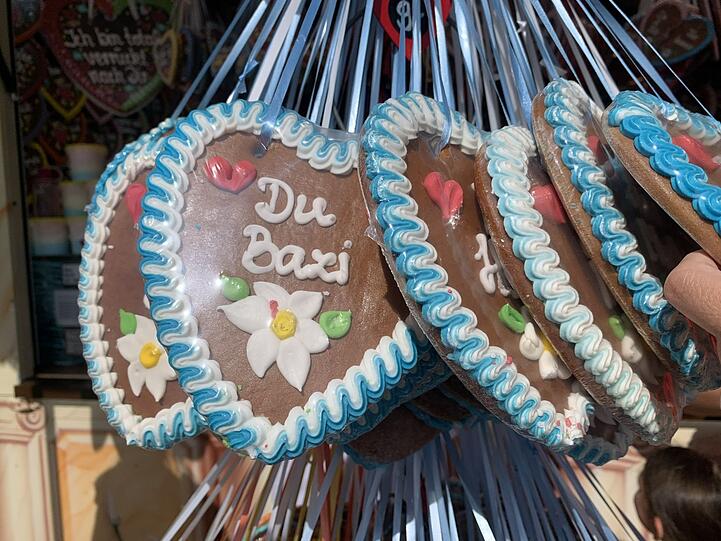 Für den einen oder anderen "Zuagroastn" ("Zugereisten") dürfte die Bezeichnung als "Bazi" (bayerisch für "Schlingel") eine Auszeichnung sein. Für den einen oder anderen "Zuagroastn" ("Zugereisten") dürfte die Bezeichnung als "Bazi" (bayerisch für "Schlingel") eine Auszeichnung sein.