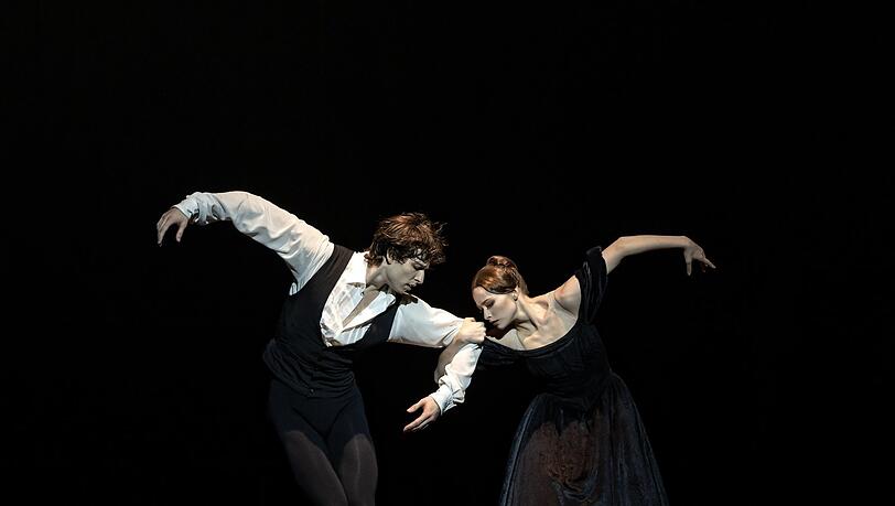 Zhanna Gubanova und Severin Brunhuber als tragisches Liebespaar in John Neumeiers &bdquo;Kameliendame&ldquo; im Nationaltheater.