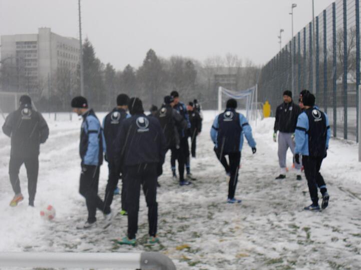 Hart , härter, Alexander Schmidt. Der Trainer des TSV 1860 schickte seine Jungs am Montagvormittag trotz klirrender Kälte, Schneeregen und schneebedeckten Trainingsplätzen raus zum Anschwitzen. Am Abend spielen die Löwen gegen den 1. FC Kaiserslautern. Die Bilder vom Matsch-Training