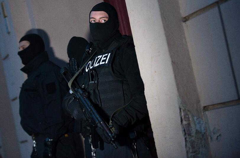 Spezialeinsatzkräfte haben am Freitag mehrere Wohnungen in Berlin durchsucht und Haftbefehle gegen Verdächtige aus der Islamistenszene vollstreckt.