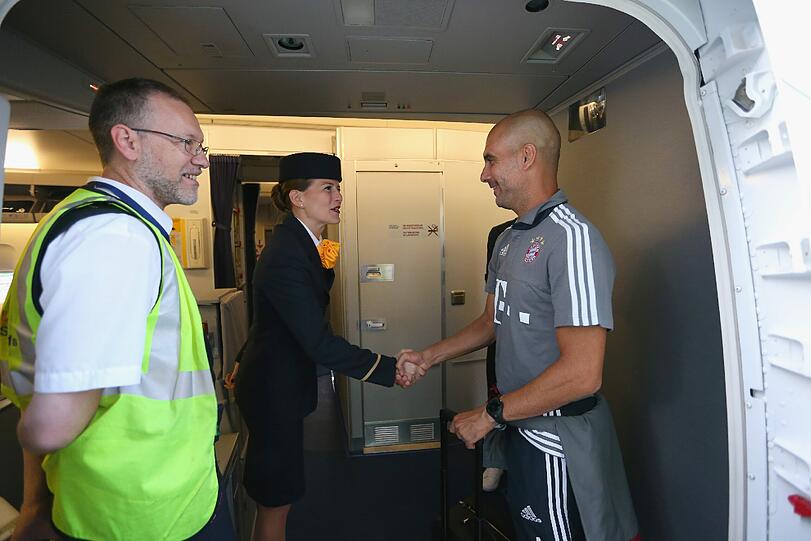 Die Stars des FC Bayern auf dem Weg nach China - die Bilder vom Flughafen München.