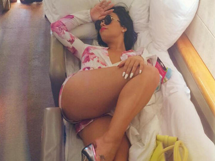 Die US-Sängerin Demi Lovato zeigt gerne, was sie hat. Mit einem Post, in dem sie viel Haut präsentierte, erzählt sie, dass sie vor allem auf ihre Kurven stolz sei. Das war eigenen Angaben zufolge nicht immer so.