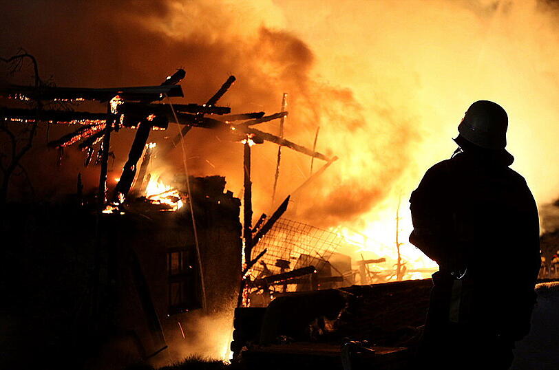 Eine komplett zerstörte Maschinenhalle und ein Großaufgebot der Feuerwehr: Die Bilder aus Baumhaum.