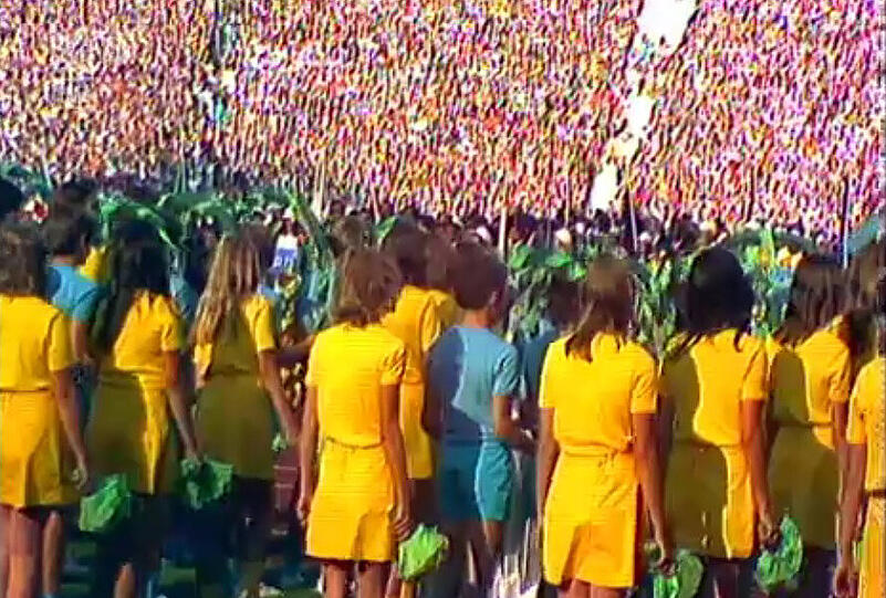 In Hellblau und Kanariengelb: Gleich werden die Münchner Schüler ihre Blumen an die Sportler überreichen &ndash; das Ende der Eröffnungsfeier.