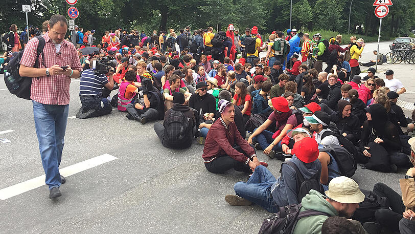 Polizisten und Demonstranten bei der "Colour the Red Zone"-Demo in Hamburg.