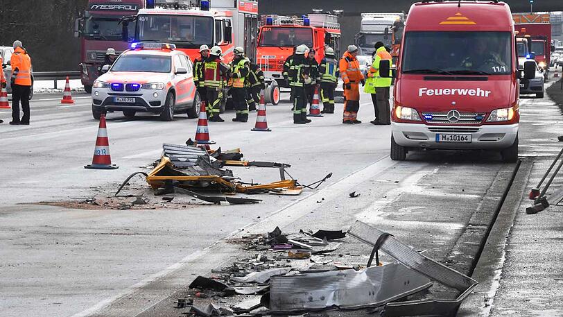 Trümmerteile waren auf fast hundert Metern verteilt.