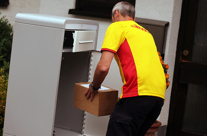 Der DHL-Fahrer ist seinen Job los, der Schaden beläuft sich auf circa 7000 Euro. (Symbolbild)