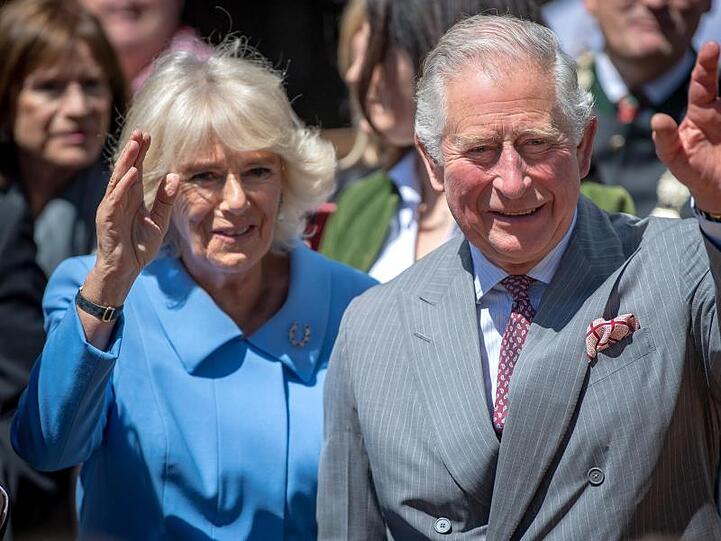 Charles, Prinz von Wales, und Camilla, Herzogin von Cornwall winken der Menshenmenge zu. Foto: Sina Schuldt