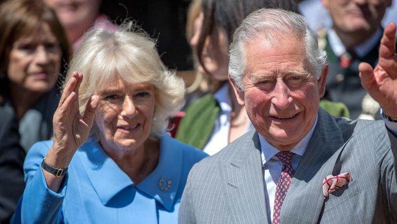 Charles, Prinz von Wales, und Camilla, Herzogin von Cornwall winken der Menshenmenge zu. Foto: Sina Schuldt Charles, Prinz von Wales, und Camilla, Herzogin von Cornwall winken der Menshenmenge zu. Foto: Sina Schuldt