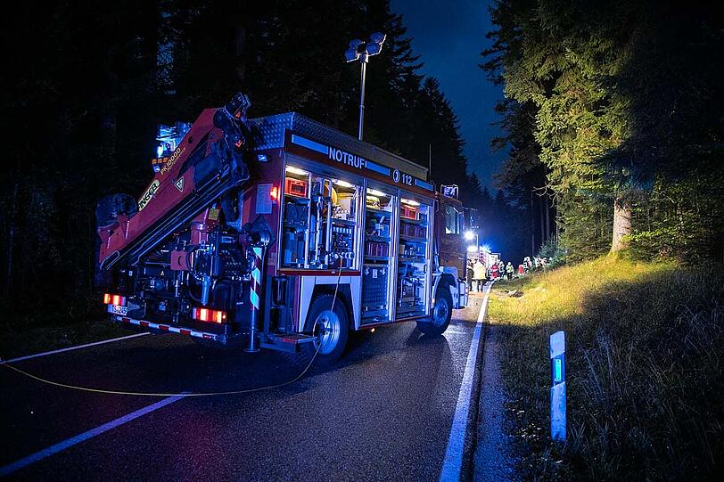 Bei dem missglückten Überholmanöver prallte ein VW Transporter frontal in einen Skoda, beide Fahrer wurden schwer verletzt.