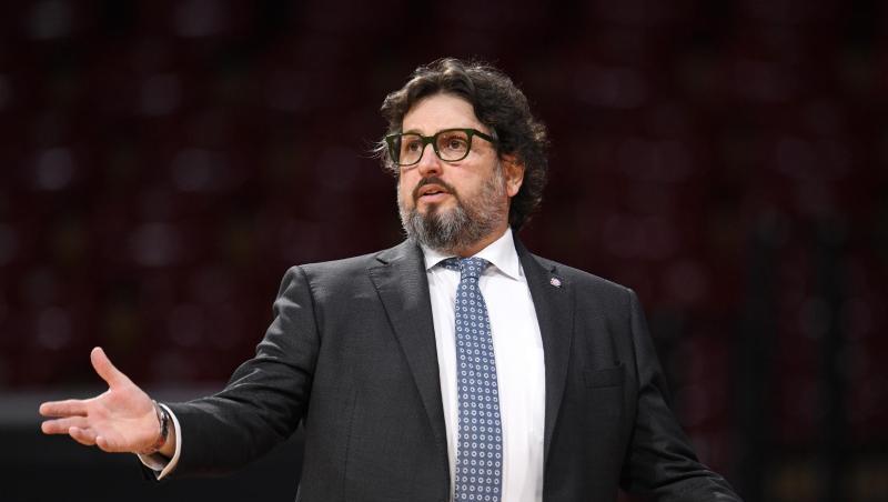 Trainer Andrea Trinchieri gestikuliert.