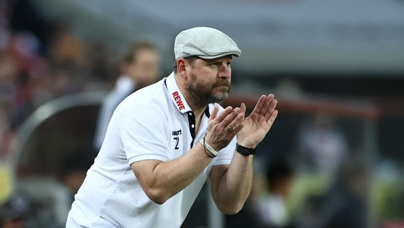 Kölns Trainer Steffen Baumgart gestikuliert am Spielfeldrand. Kölns Trainer Steffen Baumgart gestikuliert am Spielfeldrand.