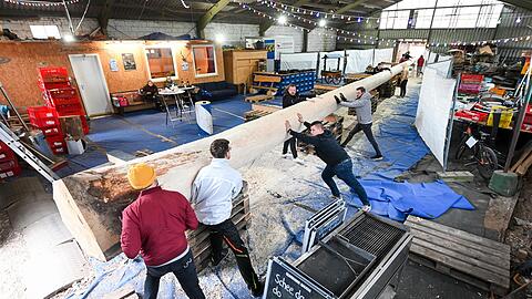 Die Harlachinger Burschen noch beim (schlaflosen) Vorbereitungswerkeln für ihren Maibaum, der am 30. April am Laurinplatz aufgestellt wird.