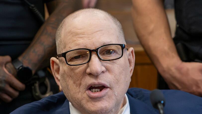 Weinstein trat zuletzt gesundheitlich angeschlagen im Rollstuhl vor Gericht auf. (Archivbild)