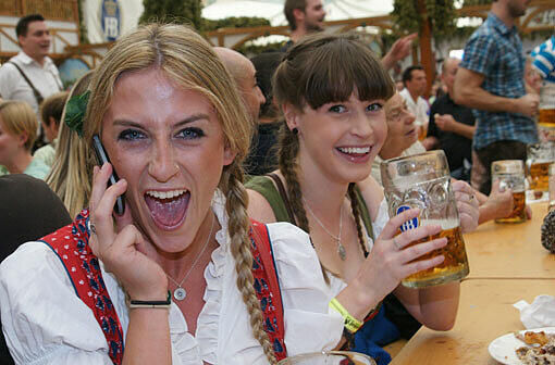 Wie Sie ihr Handy auf der Wiesn in Gang kriegen, erklärt Ihnen der AZ-Ratgeber.
