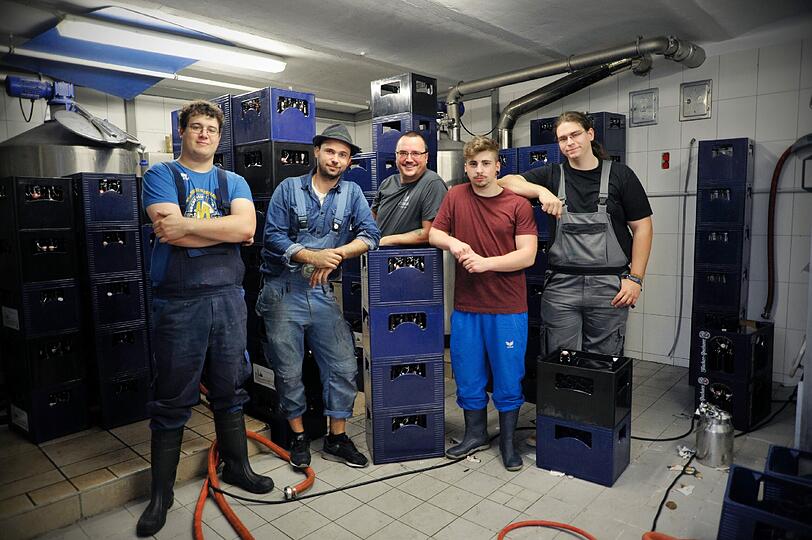 Bei der kleinen Brauererei "Giesiner Bräu" arbeiten derzeit 5 Personen an originellen Biersorten, wie die Untergiesinger Erhellung. Ein Rundgang durch die Brauerei.
