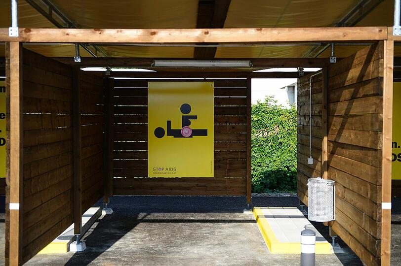Irres Projekt in Zürich: In sogenannten Sex-Boxen gibt es jetzt spezielle Dienste nur für Autofahrer. Die Regeln für die Nutzung der Carports stehen auf Piktogrammen.