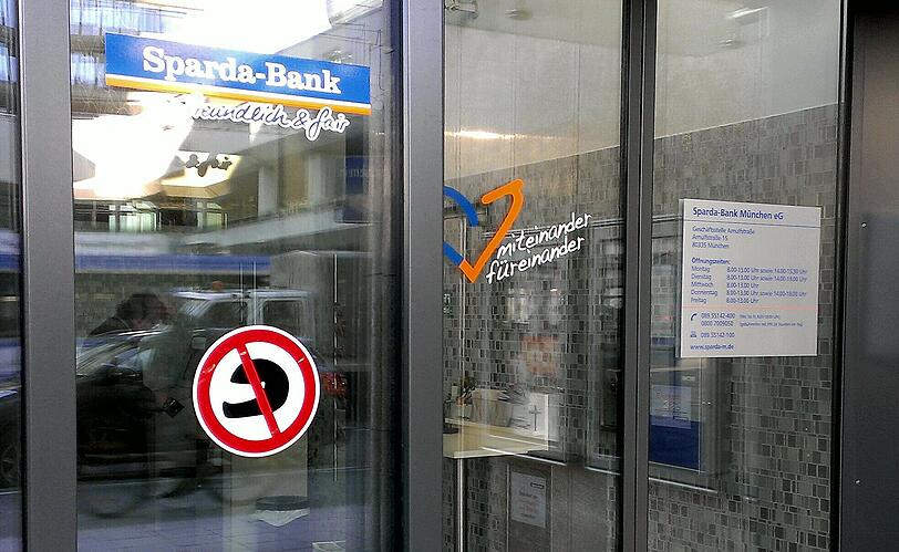 Helmpflicht? Nicht in Sparda-Bank-Filialen.